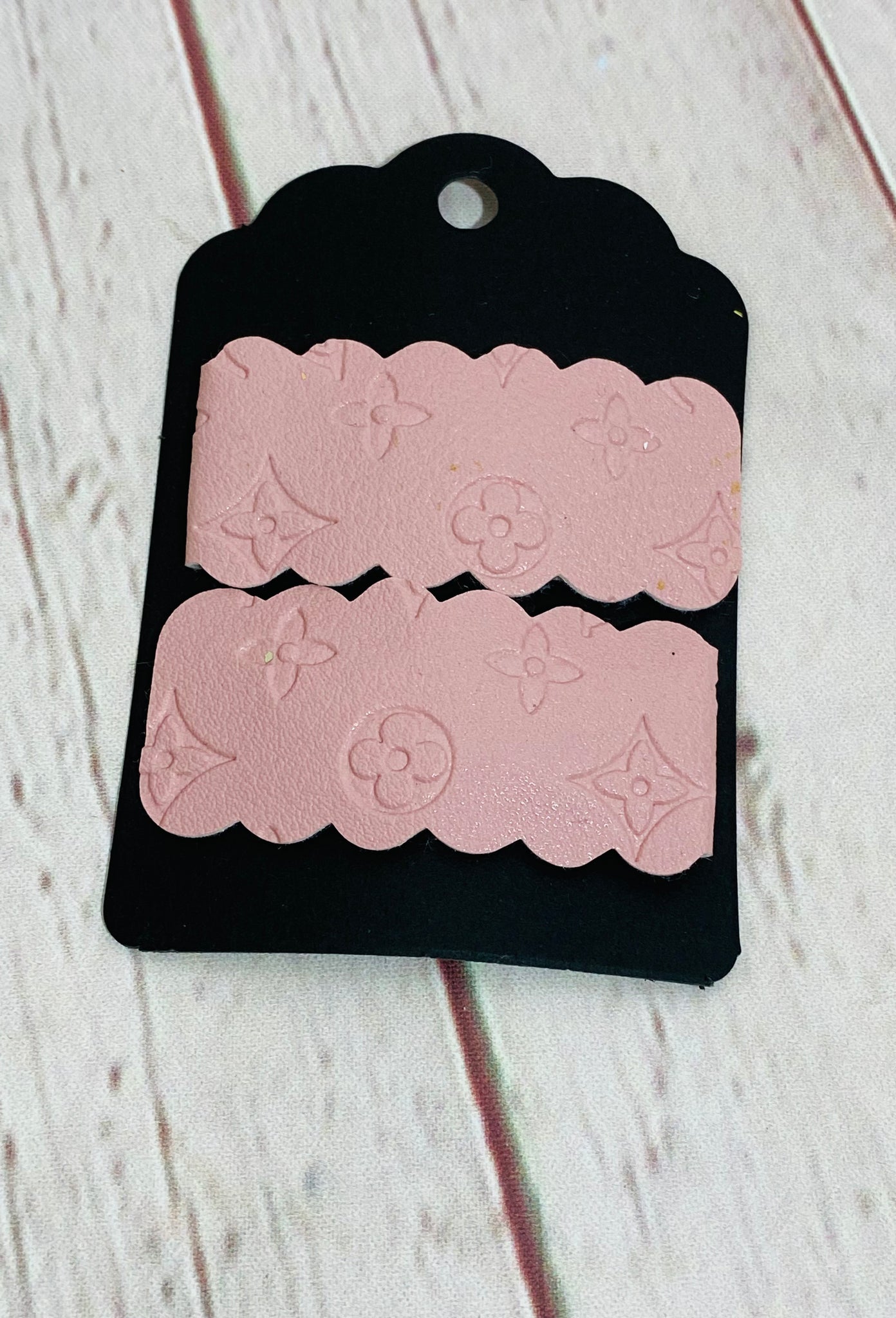 Light pink snap clips